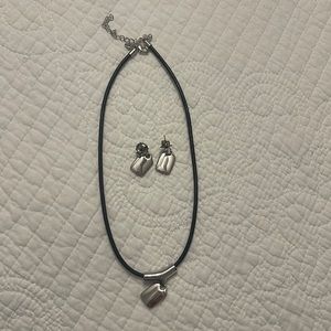 Earring and neckless leather set